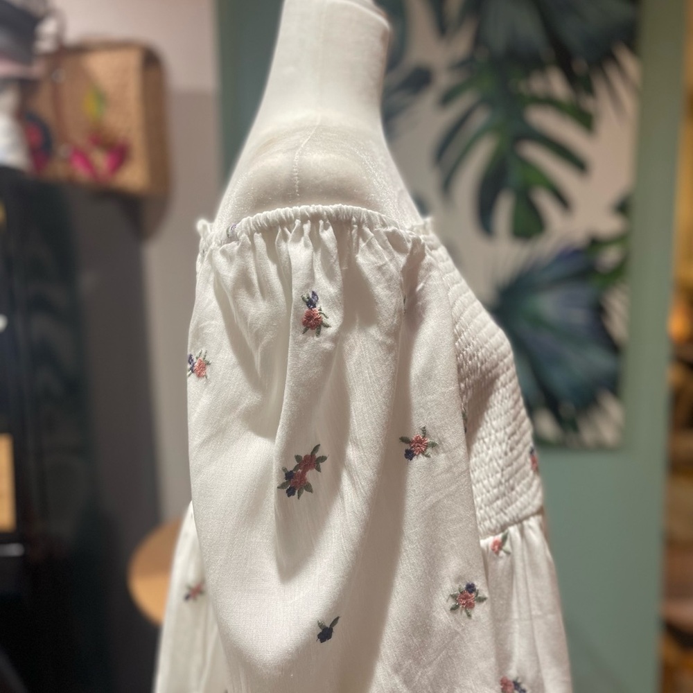 ❣️💕Torrid White Floral Smocked Blouse💗🌹 - Picture 4 of 9
